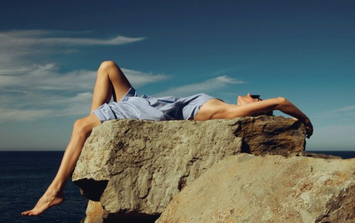 Personne en pause qui prend le temps de ralentir et de respirer, symbole de repos sans culpabilité